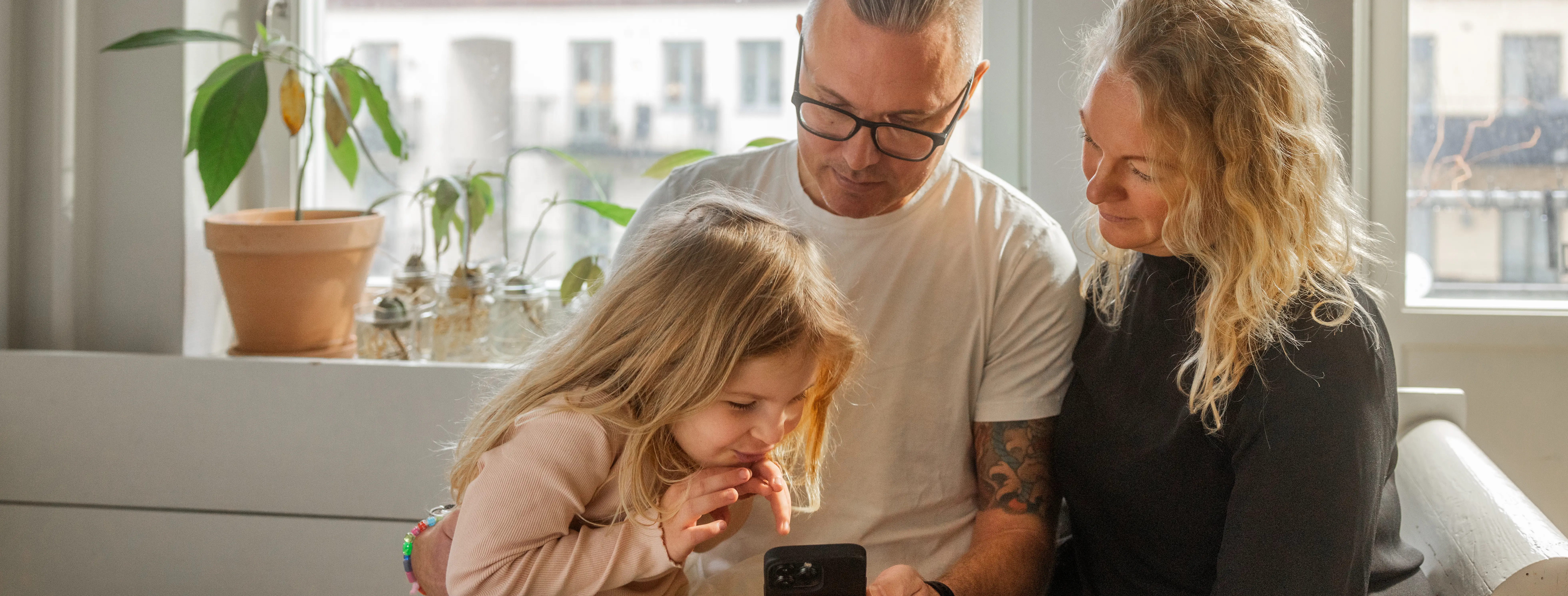 Föräldrar söker vård för sitt barn i Capios app