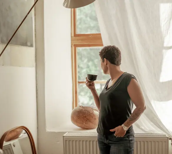 kvinna vid ett fönster