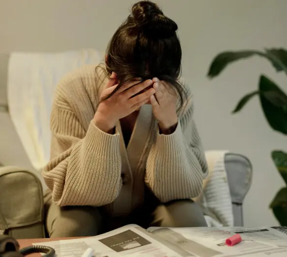 kvinna med händer över ansiktet