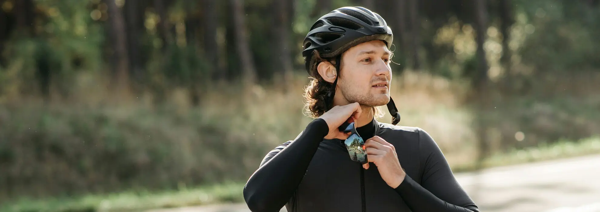 Man med cykelhjälm Man med cykelhjälm