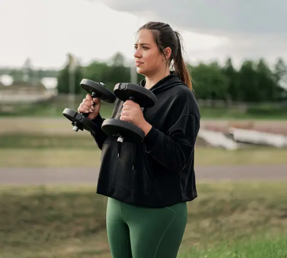 Tjej som tränar med vikter