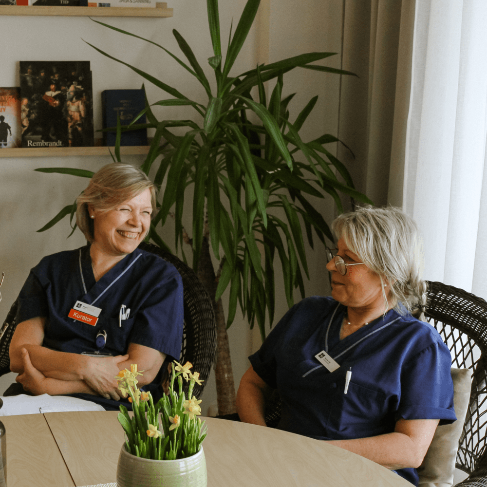 Två kvinnor som sitter ned och samtalar