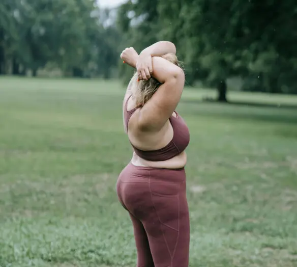 Kvinna som stretchar Kvinna som stretchar