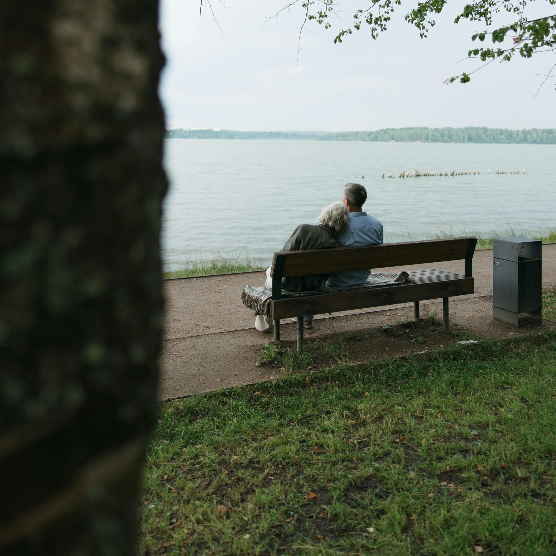 par på en bänk par på en bänk