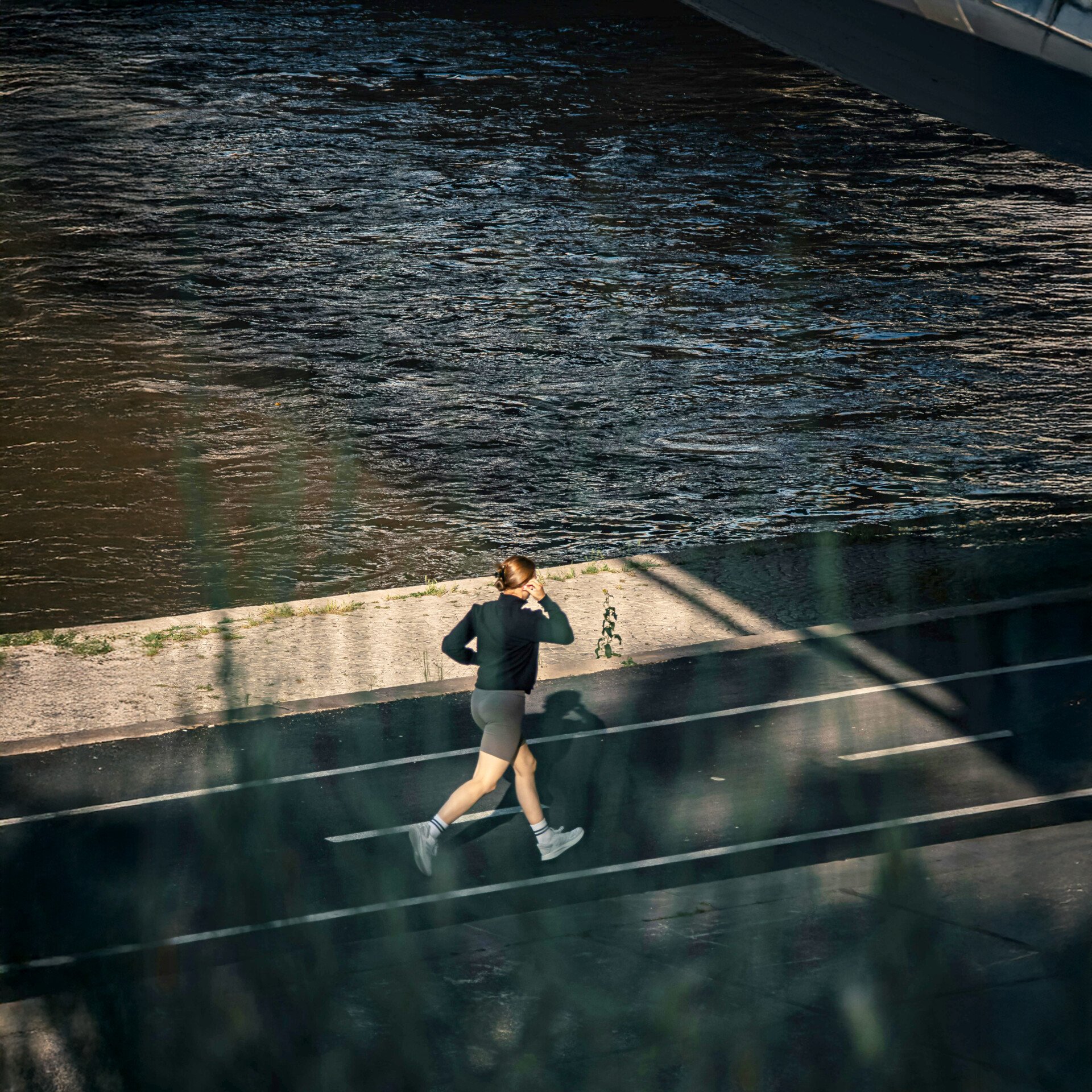 kvinna på springtur kvinna på springtur