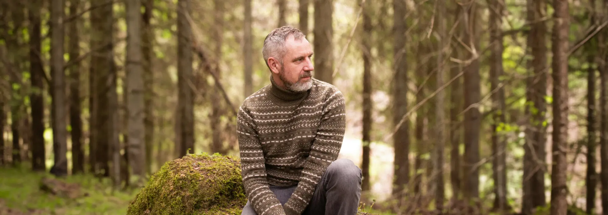 Man sitter i skogen med hund Man sitter i skogen med hund