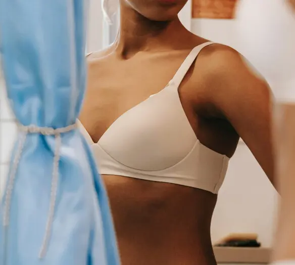 kvinna som speglar sig