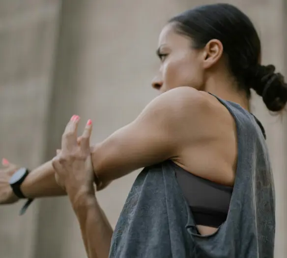 kvinna som stretchar kvinna som stretchar