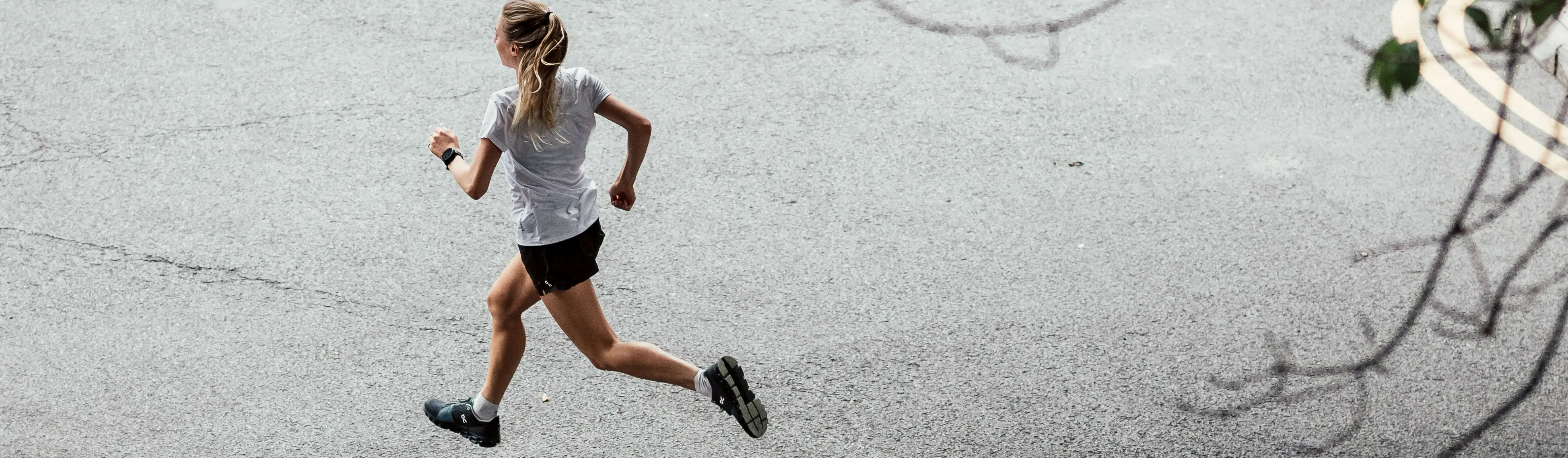 Tjej som löptränar