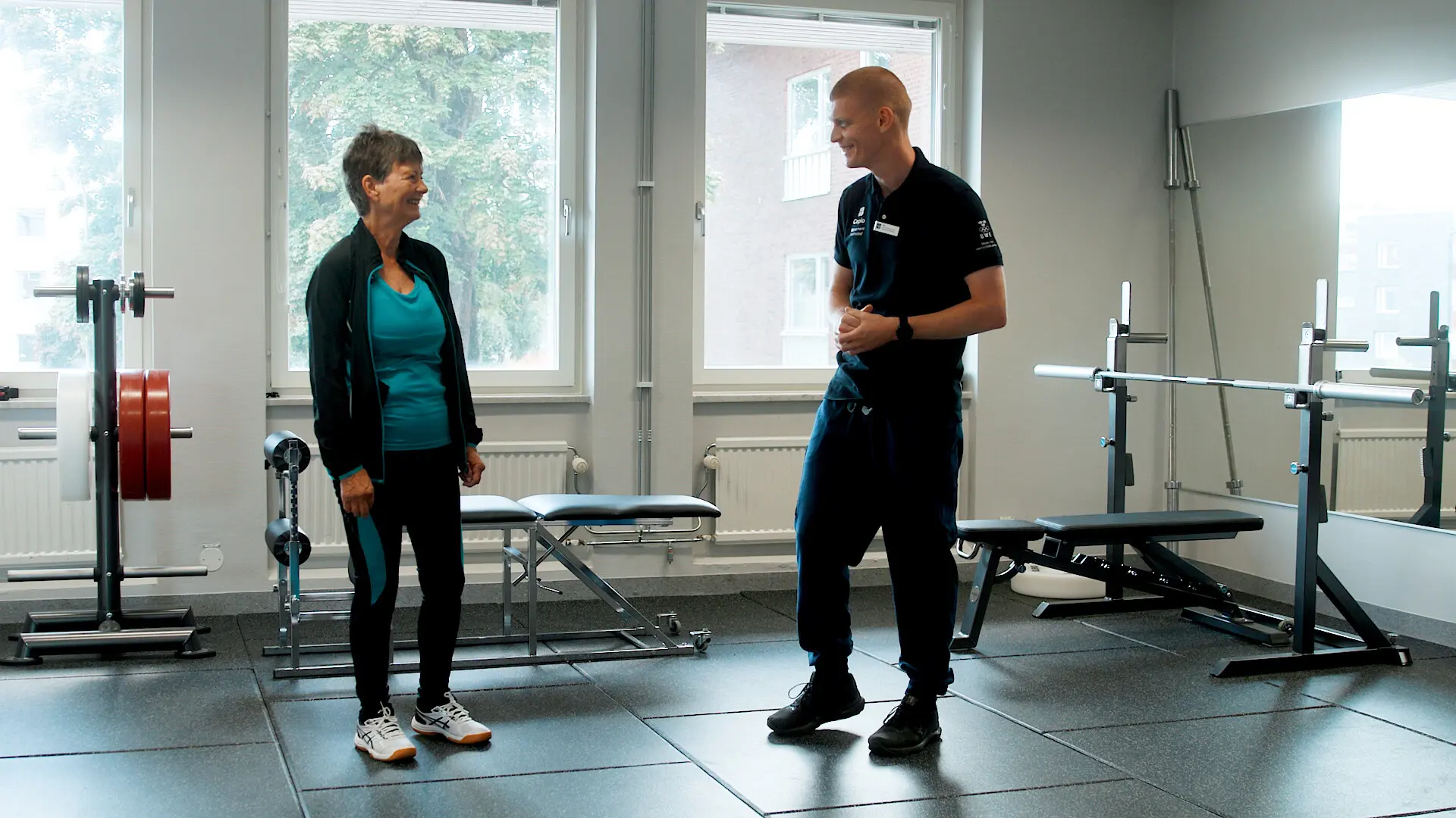 Två personer som tränar