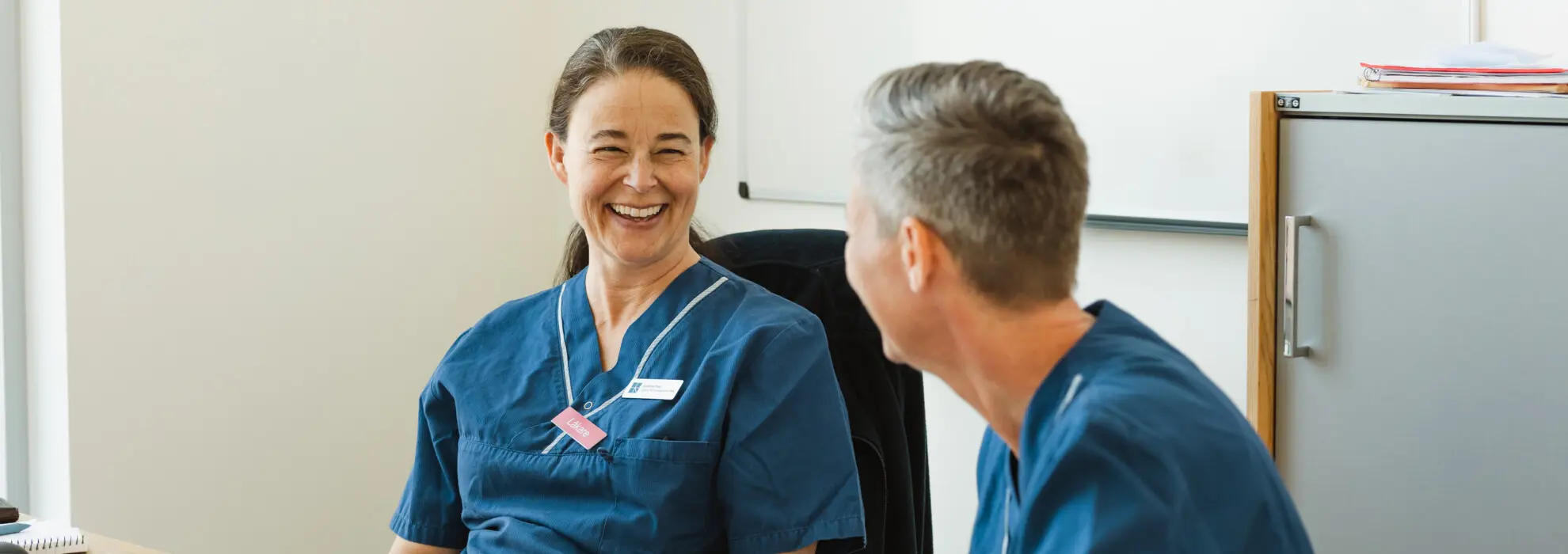 Två medarbetare som samtalar Två medarbetare som samtalar