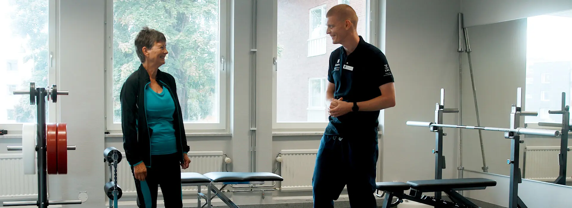 Två personer tränar Två personer tränar