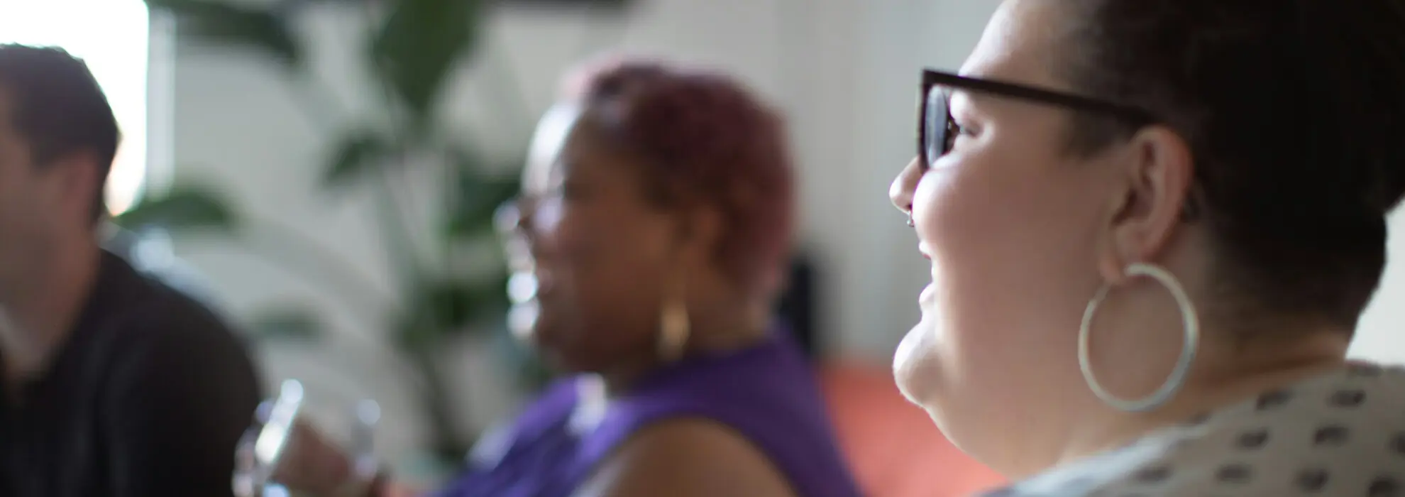 kvinnor som samtalar