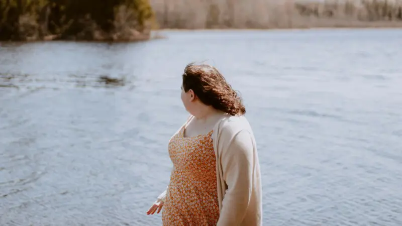 kvinna tittar ut över vatten
