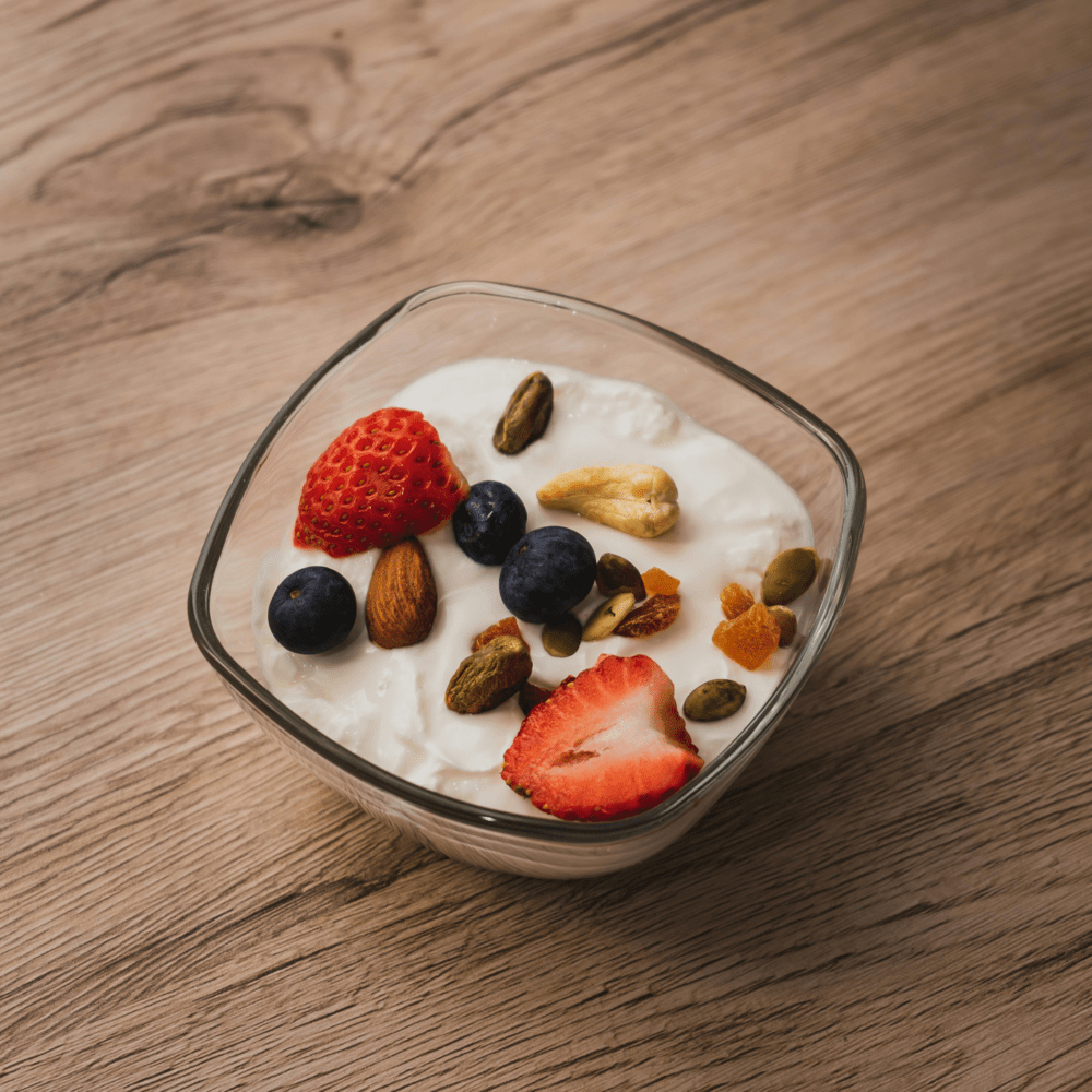 Tallrik med yoghurt, bär och nötter