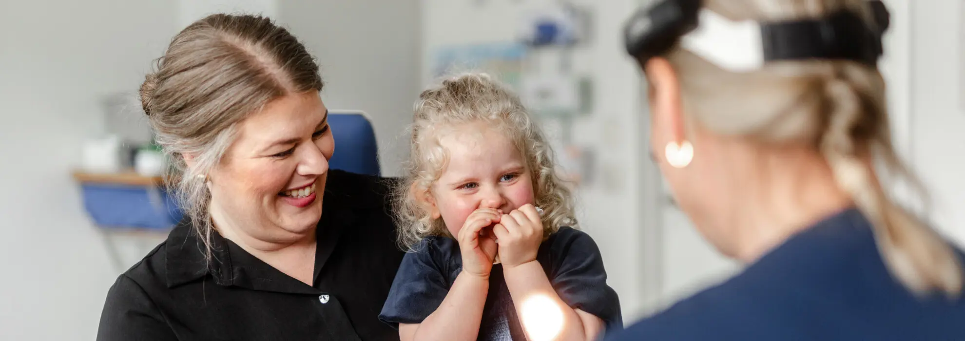 Läkare på Capio undersöker ett barn. Läkare på Capio undersöker ett barn.