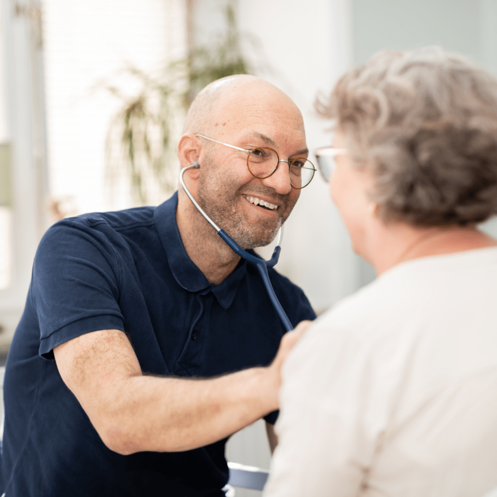 Läkare lyssnar på patients hjärta