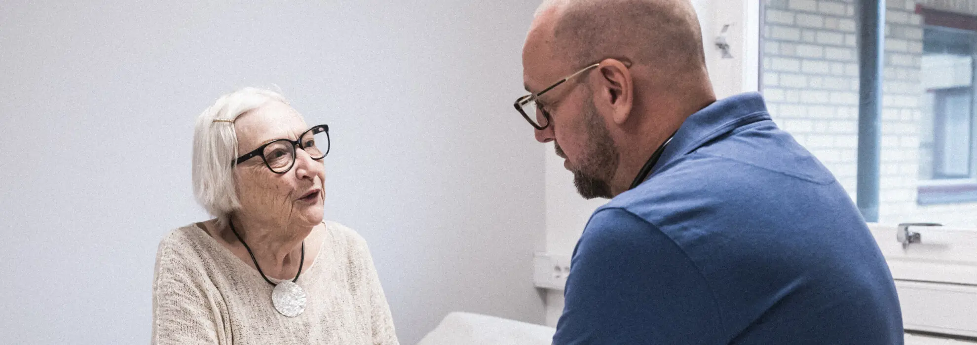 läkare pratar med patient läkare pratar med patient