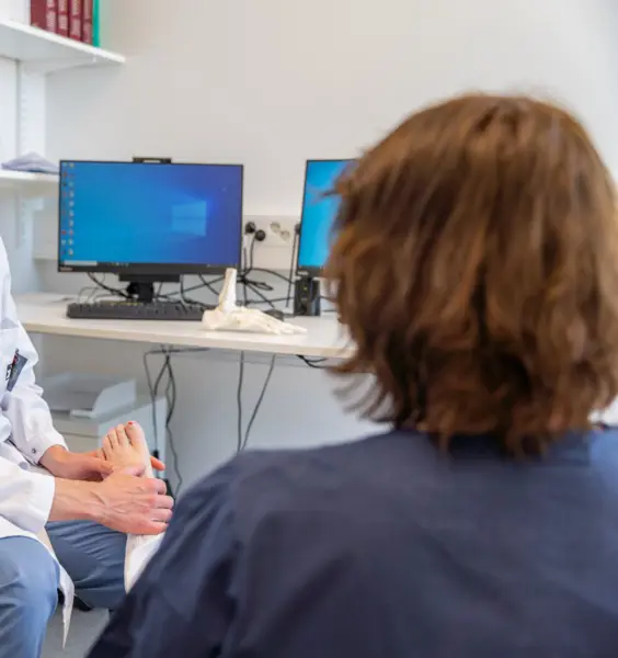 Patient blir undersökt av läkare