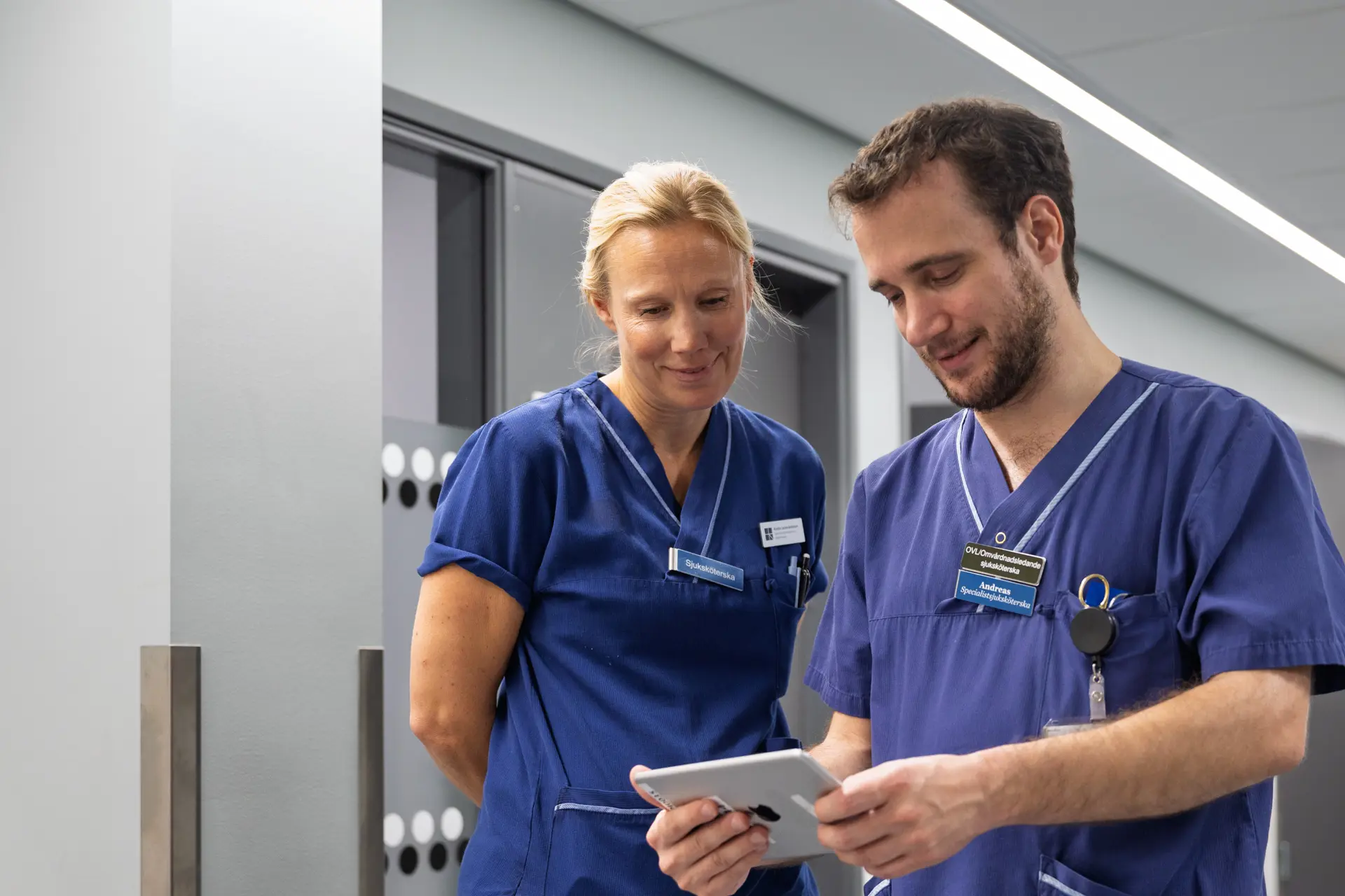 Personal visar surfplatta och app.