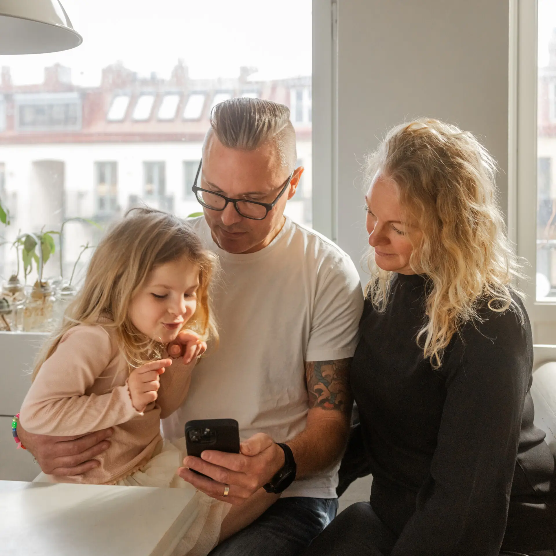 Familj tittar i mobilen Familj tittar i mobilen