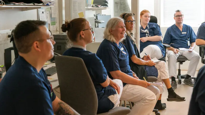 Personal som sitter och har rond