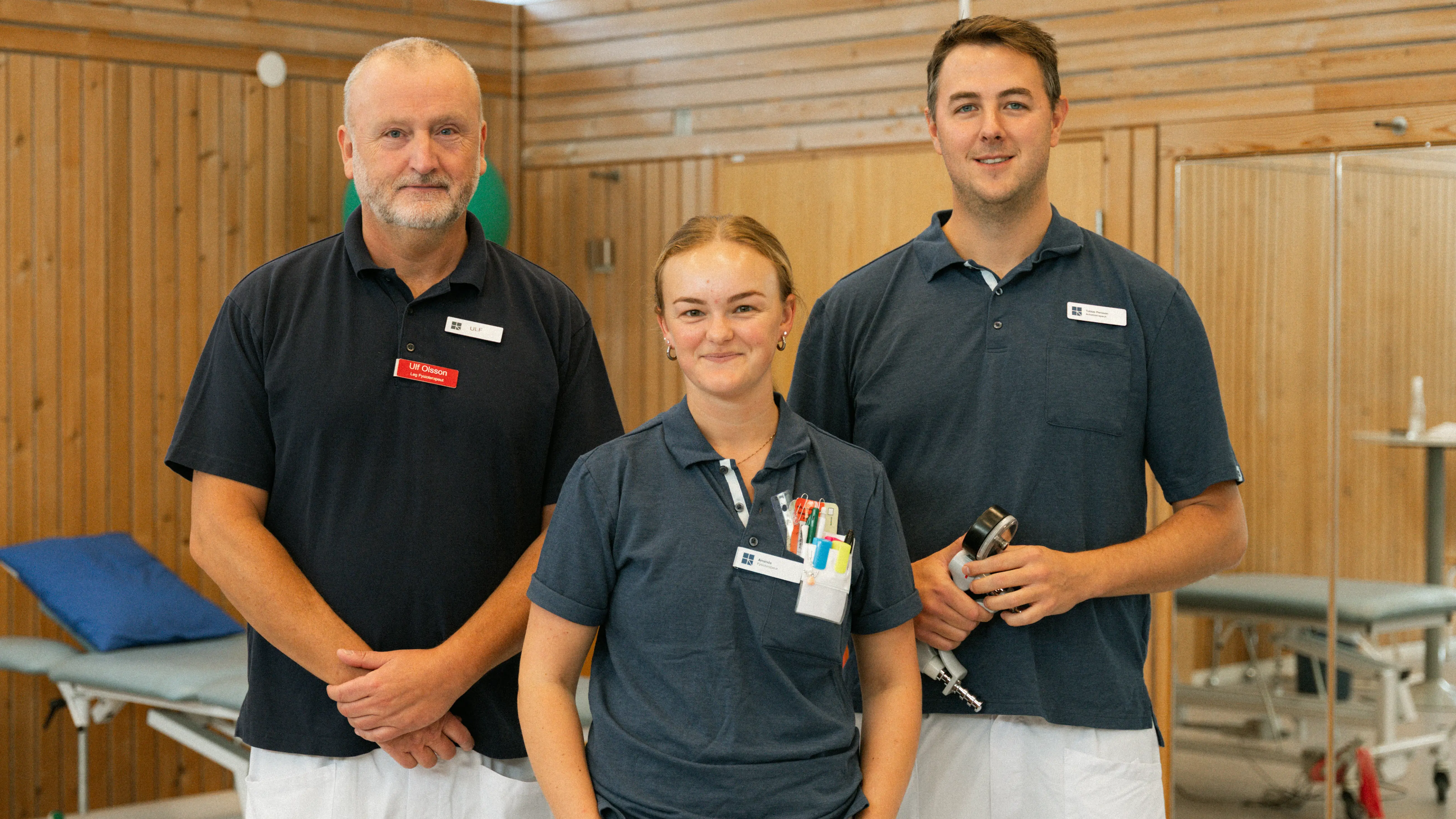 Personal från Rehabmottagningen som står på rad och ler