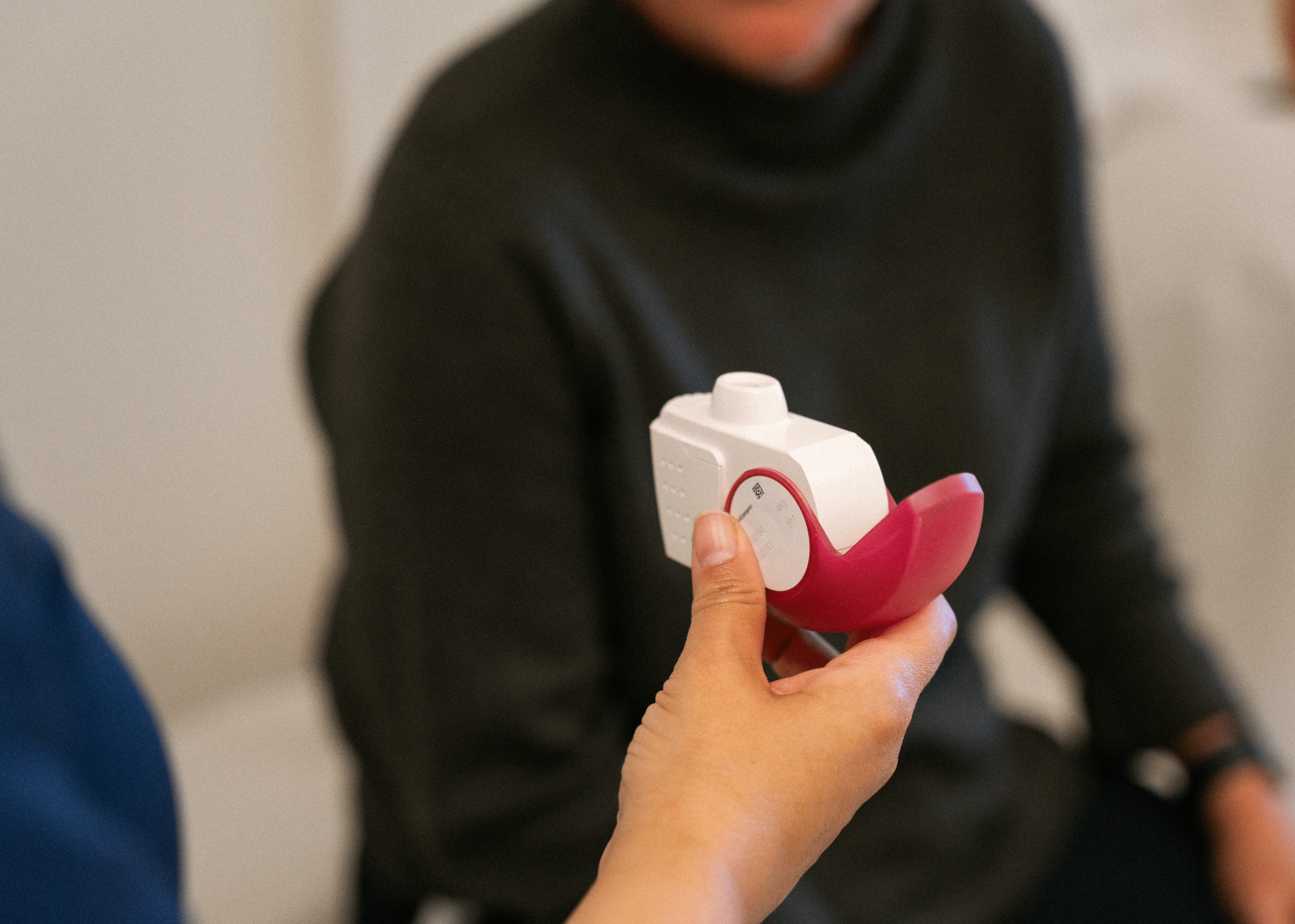 Läkare visar patient inhalator