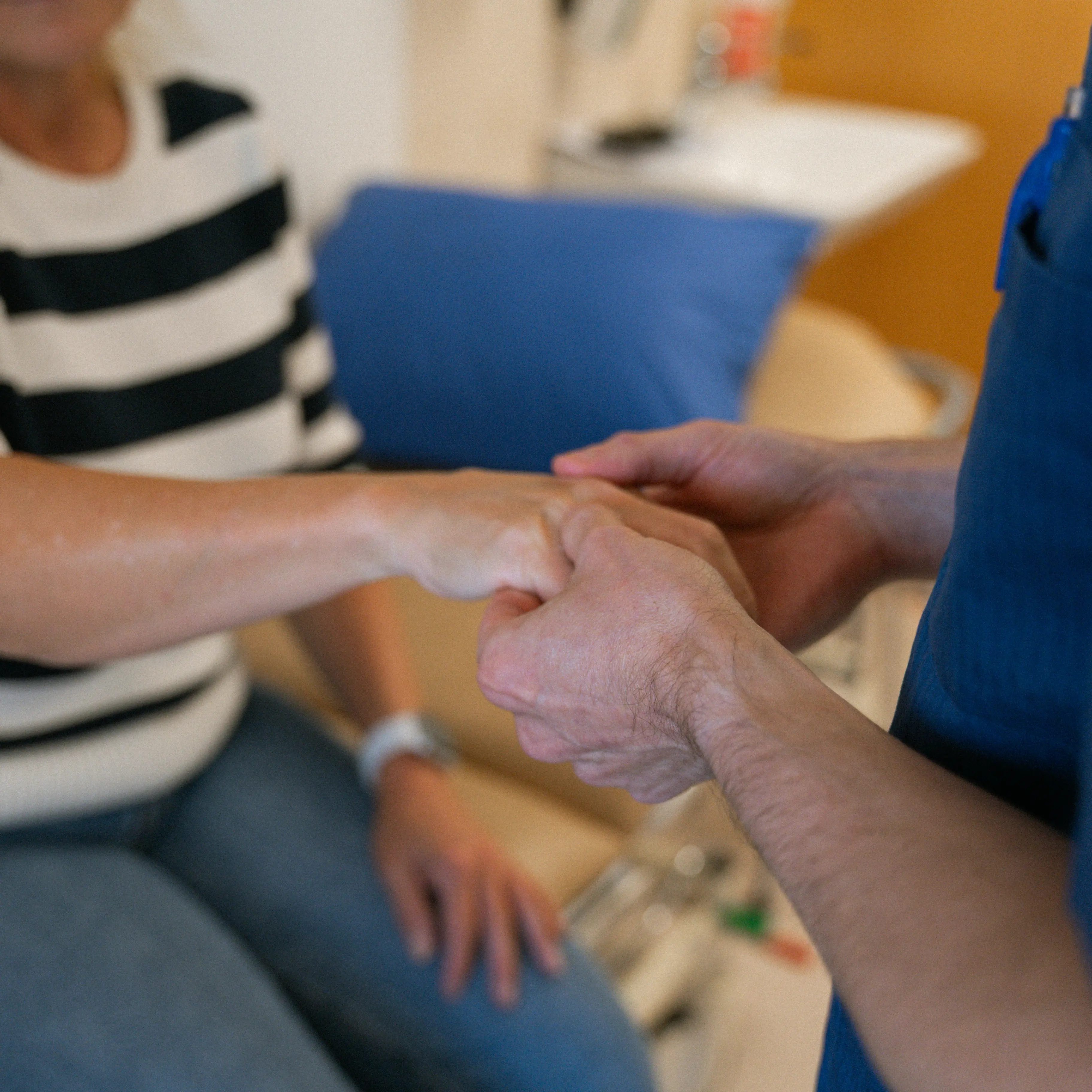 Läkare undersöker patients händer