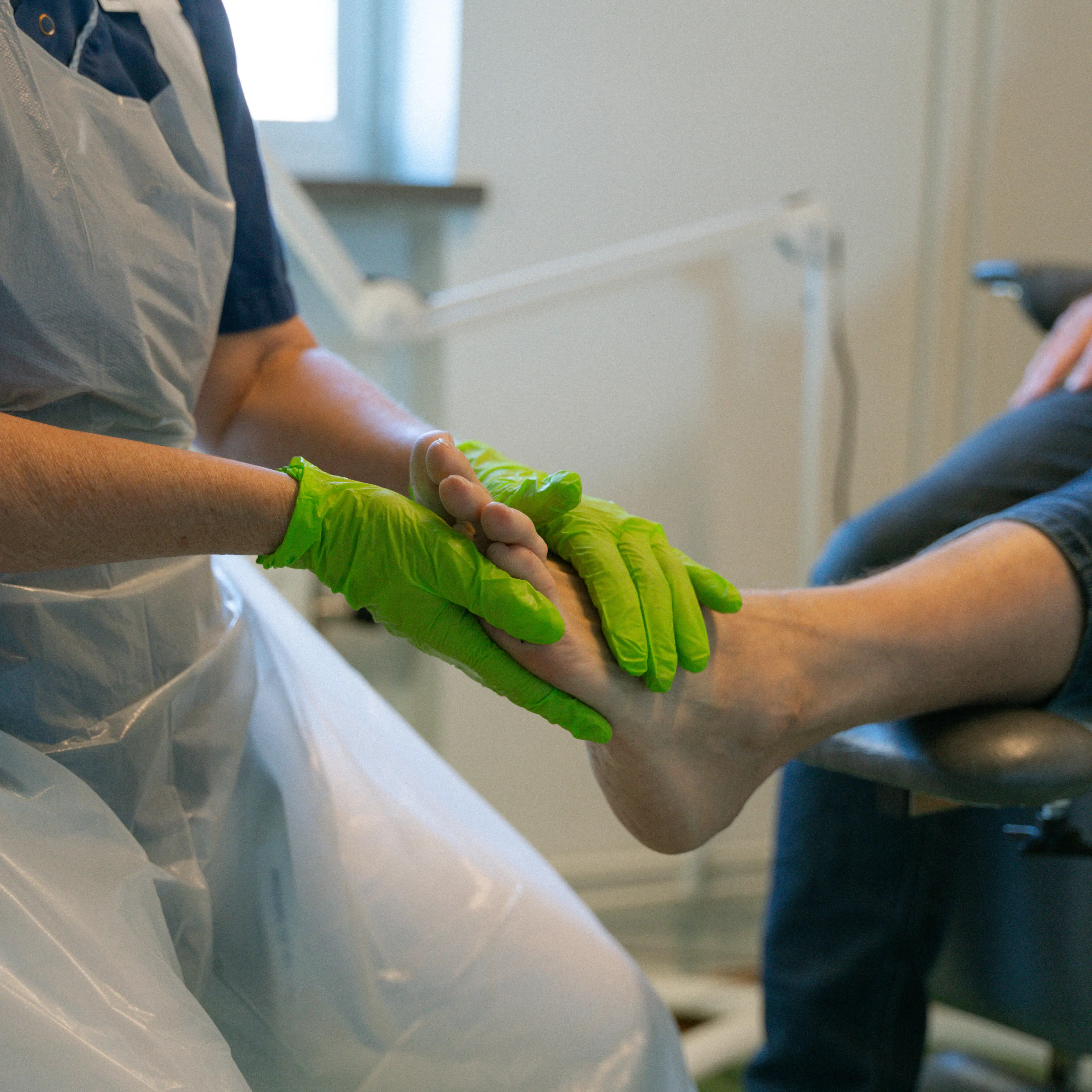 Medicinsk fotterapeut behandlar patient