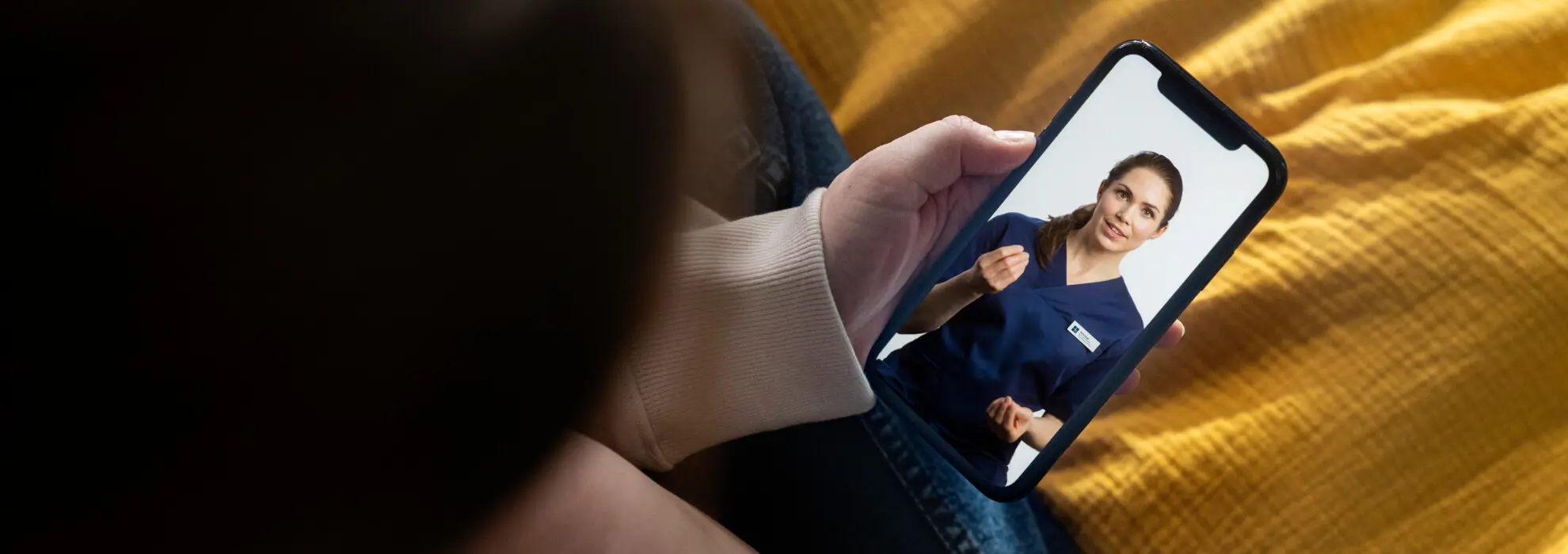 mobiltelefon visar digital vård coh videosamtal med läkare mobiltelefon visar digital vård coh videosamtal med läkare