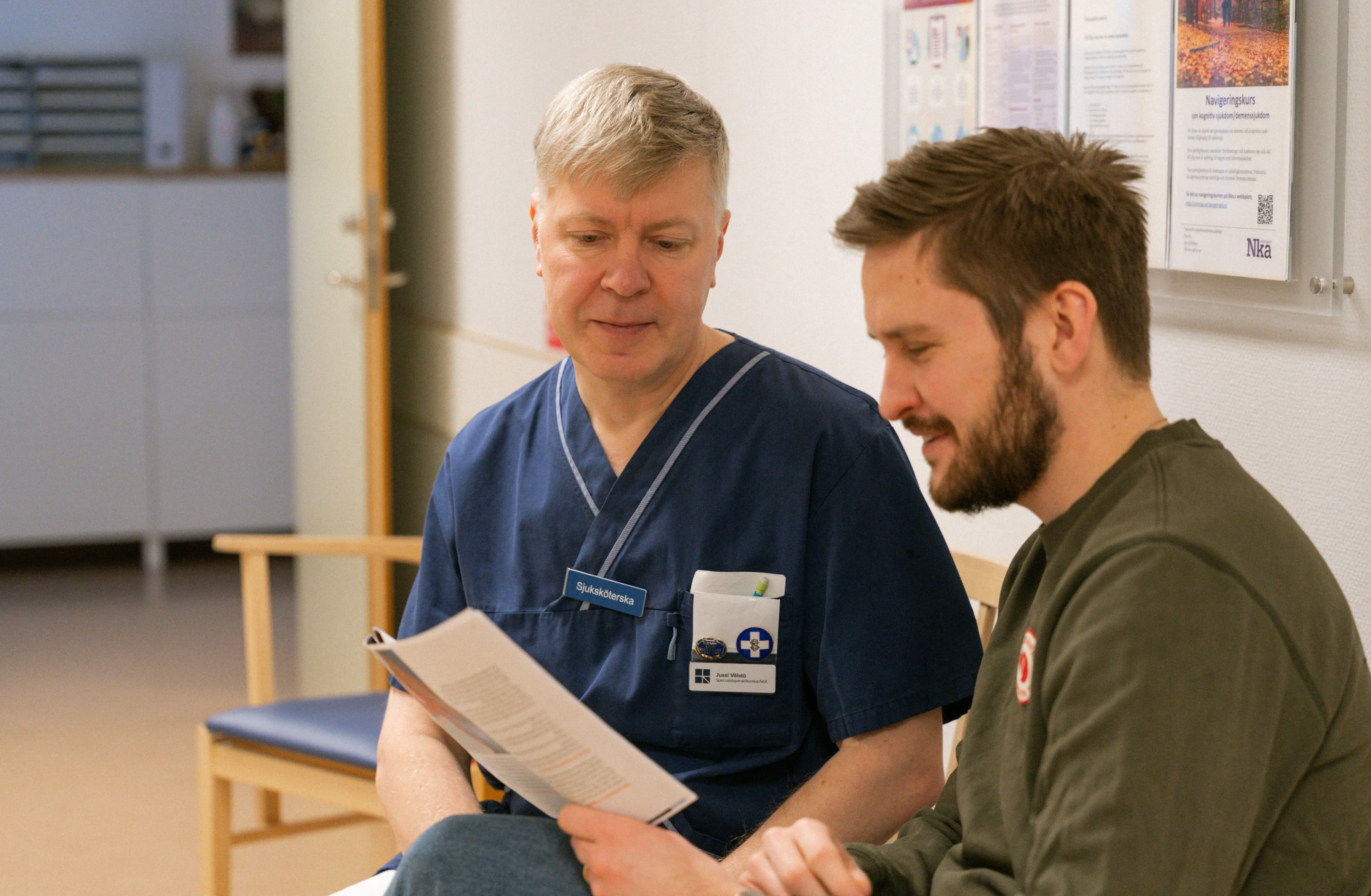 Patient gör färgtest på kognitiv mottagning