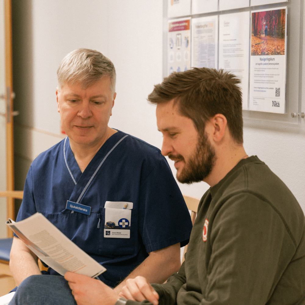 Vårdpersonal i diskussion med patient